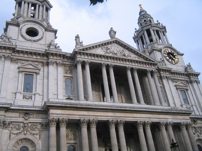 セント・ポール大聖堂。英国国教会の教会。写真には写っていませんが、この後ろにあるドームには上ることができロンドンを見渡すことができます。