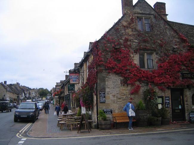 通り沿いにはけっこうお店が並んでいます。