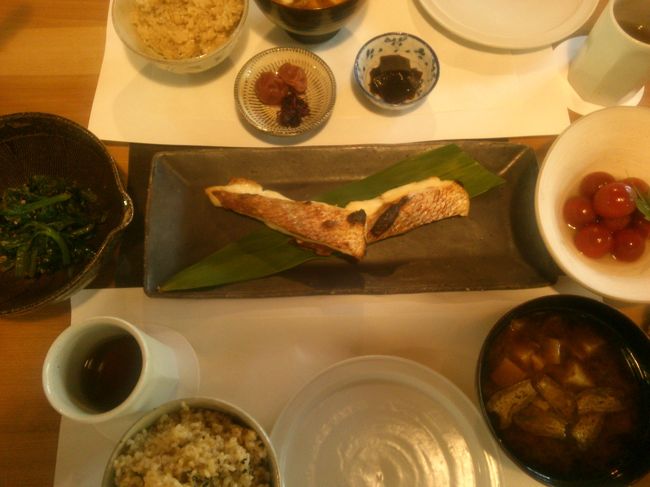 こちらの宿は<br /><br />オカモチで朝食を運んで来て下さいます<br /><br />御飯は五穀米で朝から腹持ちがする<br />健康的な食事でした<br /><br />