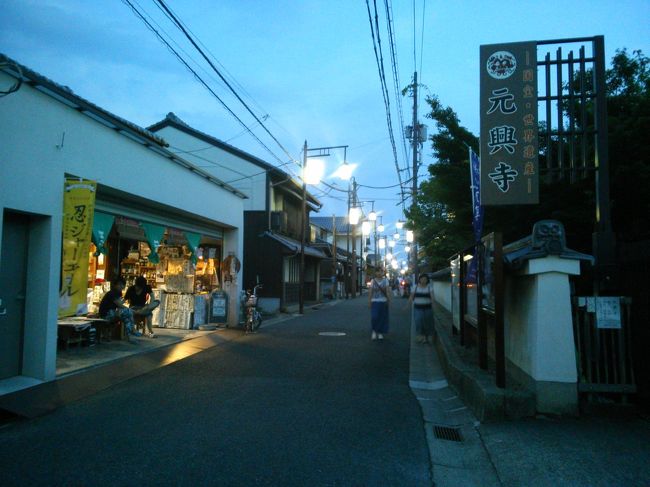 夕食は元興寺の隣の店<br /><br />左側の半屋台っぽい店は<br />最近出来たようです<br />様々な人種入り乱れ、楽しんでいました