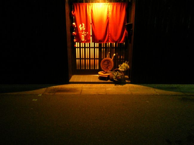 宿に帰宅中、吸い込まれそうなならまちの店<br /><br />(吸い込まれず)