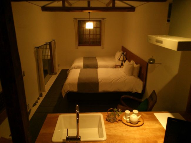 段差を降りてベッドルーム<br /><br />昔はおそらく土間だった空間<br /><br />古民家再生