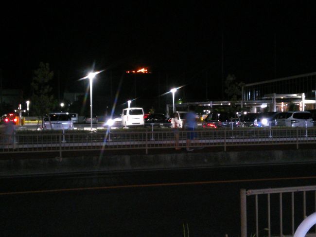 この日は夜も熱帯雨林気候<br /><br />涼みながらコンビニ前で待機(笑)<br />風情はありませんが、<br />人もまばらではっきり見物できました