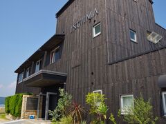 港近くにあるチケットセンターで作品鑑賞パスポート（5,000円）を買いました。このパスポートがあれば芸術祭の会期中、ほとんどの作品を見ることができます。芸術祭の作品はおおよそ200ありますが、鑑賞料金の設定は複雑。大きく分けて①料金不要（屋外作品が多い）、②パスポートの提示で無料（無料は1回のみで2回目以降は再鑑賞料金がかかる）、③パスポートを持っていても別途料金が必要（豊島美術館など常設施設に多い、パスポートの提示で割引になる場合あり）の３パターンあります。公式ガイドブックに書いてありますが、分かりづらいので注意が必要です。