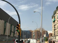 ■左の建物がマラガ･マリア･サンブラーノ駅。右奥に見える三角屋根がバスターミナル、ロンダ行きのバスチケットを買いに行きます!