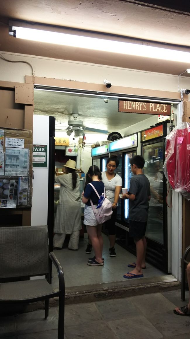 高橋果実店 超有名店ですね！<br /><br />花火の後で腹ごなしに散歩に出かけました。<br /><br />散歩途中に寄ってみました。<br />今回初めて伺いました。<br />店舗の場所も知っているのにです。<br />何故でしょう。多分今まで訪れる機会が<br />なかっただけだと思います。<br /><br />情報通り良いお店でした！<br />もっと早く訪れれば良かったぁ〜