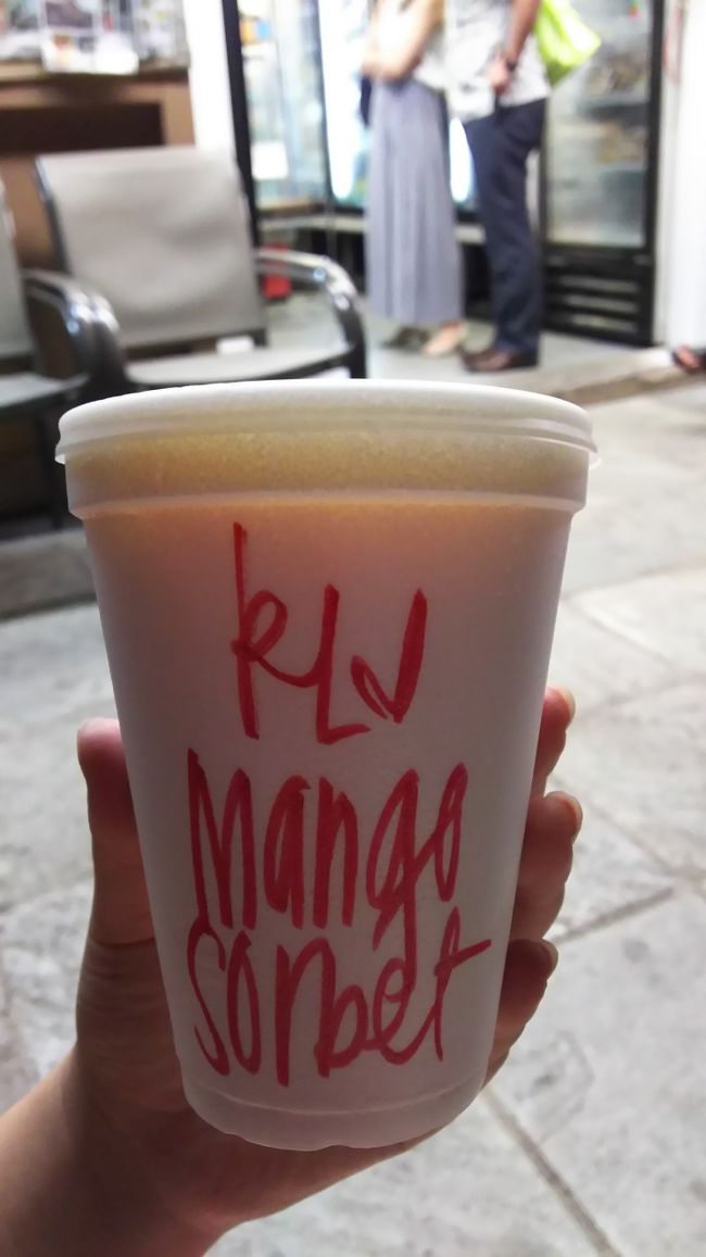 訪れたみなさんが必ずと言っても良い位<br />撮られる写真ですねぇ。あ栗鼠家でも真似して見ました。<br /><br />『マンゴーソルベ』です！<br /><br />あーちゃんがこの文字の書き方が(*≧з≦)<br />かわいいーって言ってました。<br /><br />量もたっぷり入っているんですね。<br />ピザを食べた後だったので、3人で1つにしました。<br />