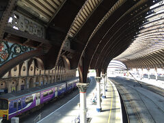 1時間40分ほどでYork駅到着。
Top-upの方法は未だよく分からないが、
1. iMessageで150宛に、VOに続けてバウチャー番号を本文に書いて送る
2. EEのページのCreditでAdd-onsを購入する
という手順のようだ。
いろいろ試してると「このバウチャーは既に利用されています」みたいな表示が出て焦った。