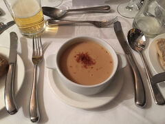 会議後のディナー。カリフラワーとブルーチーズのスープ。