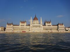 約１時間で、ブダペスト市内まで戻る。
これは、ご存知、国会議事堂。
夕方の光を浴びてきれい。