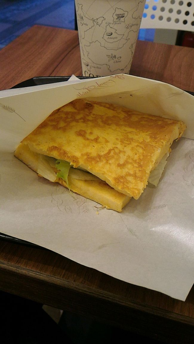 ホットコーヒーと「法式」のチーズサンドを。<br />卵に漬け込んであるというか卵をつけて焼いてあるのかな？<br />美味しかったです。柔らかくて食べやすかった。<br /><br />コーヒーはミルクと砂糖が先に入ってました。残念。砂糖はいらなかったのですが、いらないという言い方がわからなかった。<br /><br />本当に小さいお店でした。あ、ちなみにトイレはなかったです。<br />ごちそうさまでした。<br /><br /><br /><br />食べ終わって再びYoubikeで保安宮へ。<br />朝一でもすでに数人の方がお参りされてました。<br /><br />線香売ってるところのおじさんがこちらを見て「あ？！」って顔をしてました。<br />昨日来たし、お金間違って渡したし覚えられてたんでしょうか。<br />お供えをし、ゆっくりお参りします。<br />