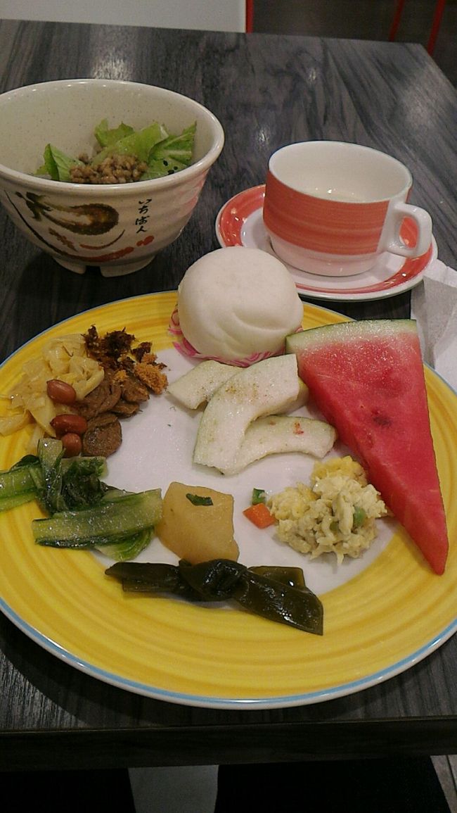 ゆっくりお参りしたあとは、保安宮の横でyoubikeを返却して、バスでホテルまで帰りました。<br /><br /><br />ホテルの無料朝食です。<br />無料とは思えない充実ぶり。