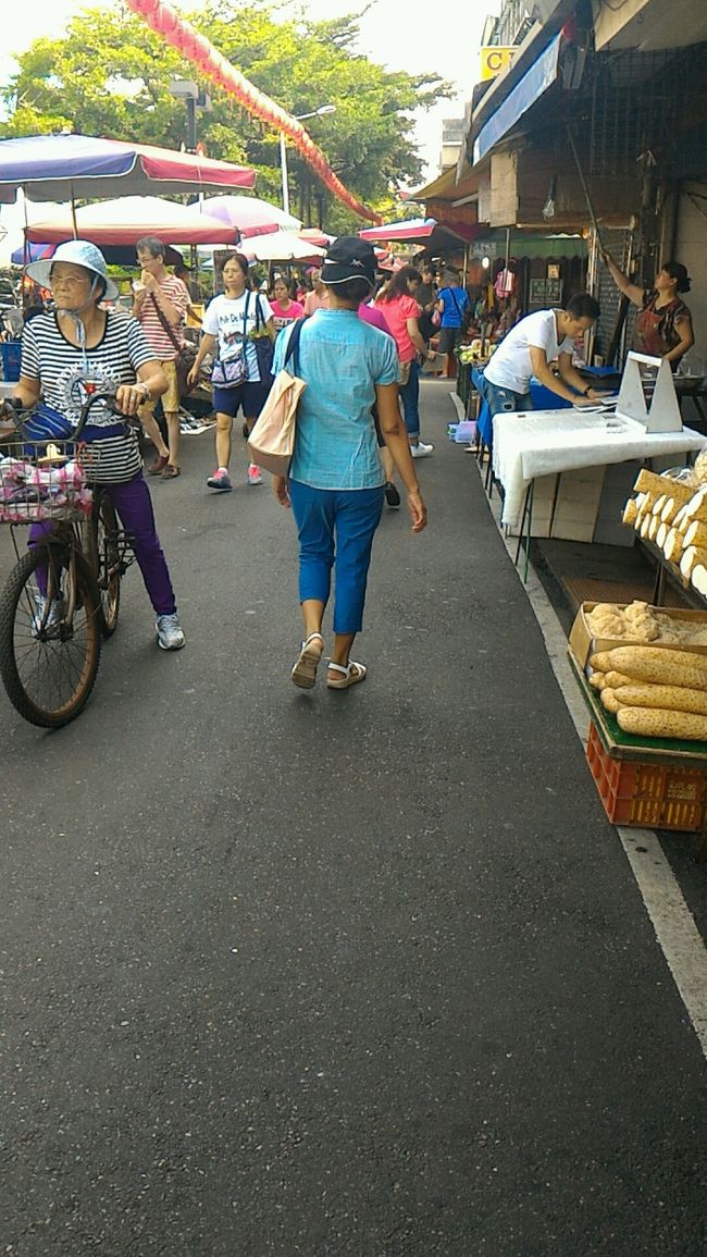 食後の腹ごなしに再び外へでてみることに。近場なので、カバンなしで、携帯と小銭、悠游カードのみの身軽な恰好でぶらぶらします。<br />着いたのはそう雙連朝市。<br />日曜なので前回来た唐揚げやさんもやってました。でも、前回買った金柑檸檬の屋台はなかったな〜。<br />途中「豆花」の屋発見！<br />もちろん、一つお買い上げ。