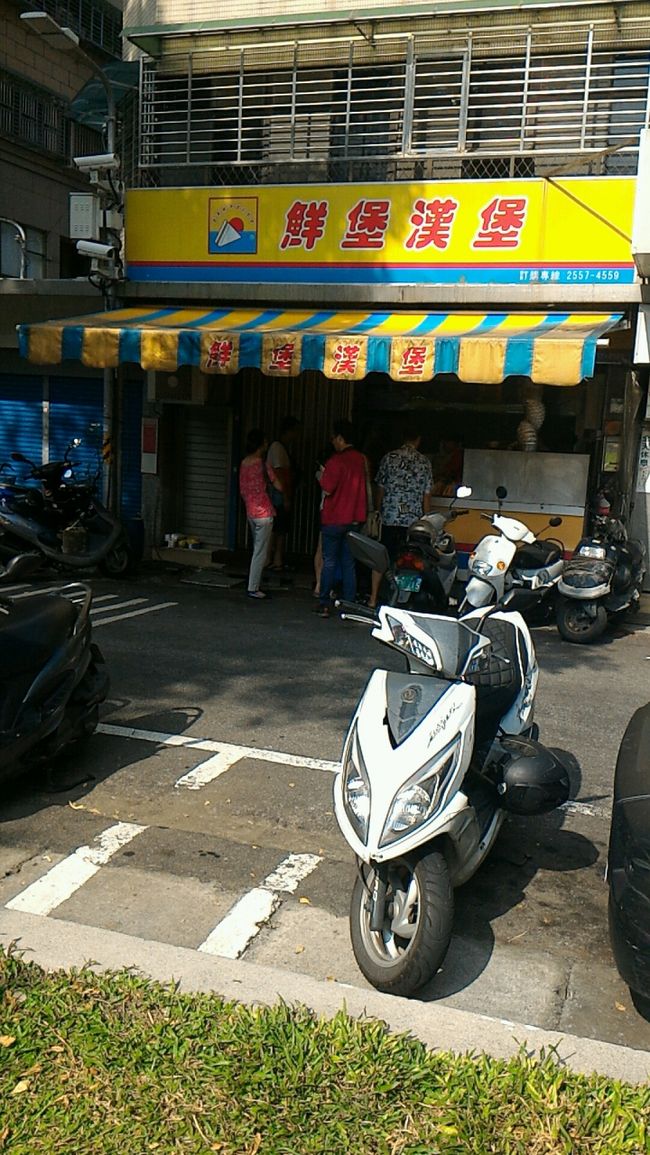 朝市の公園を挟んで反対側にあるハンバーガーの店。<br />先月来た時もずっと並んでました。今回も並んでる。<br /><br />気になります。