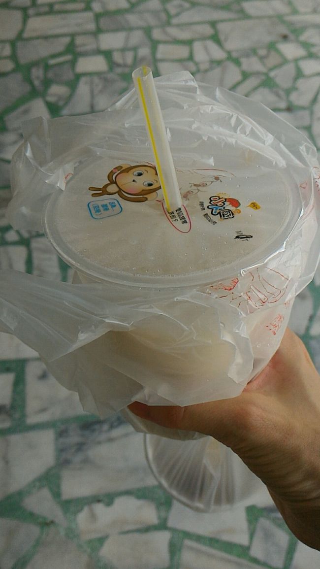 で、結局行ったのは世紀豆漿大王。<br />買ったのはこちら。<br />「中的冰豆漿、一個、外帯」って言ってみました。<br />「ハオ！」<br />やった！通じた！！初めてです！<br /><br />無事購入〜<br />冷え冷え。昨日の鹹豆漿よりもやっぱりこっちが好きかな〜<br />これは甘さ控えめで美味しかった。東慶豆漿のよりこっちが好み。<br />飲み比べるとやっぱり違うものですね。