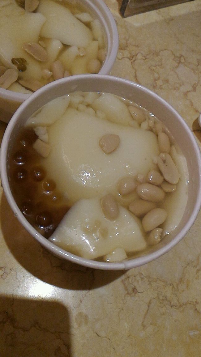 朝市の豆花。<br /><br />トッピングはタピオカと花生のみ。<br />豆花はつるっとしていてのど越しがいいです。でも豆の味は思ったよりもしっかりあります。シロップは甘め。