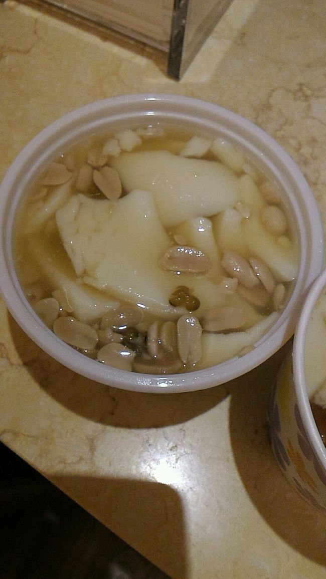 コチラはリヤカーの店のもの。<br /><br /><br />トッピングは緑豆と花生。<br />豆花はざらっとした舌触りですが、豆臭さは無し。<br />シロップは甘さ控えめです。<br /><br />どちらも甲乙つけがたい。<br />つまりは美味いってこと(笑)<br /><br /><br />シャワーを浴びてゆっくりしてたらあっという間にチェックアウトの時間に。<br />名残惜しいですが、ホテルを出ます。