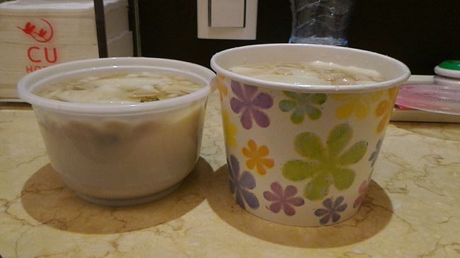 横からの図。<br /><br />リヤカーの店のはプラスチック。朝市のは紙の入れ物です。<br />量は左が少なそうですが右はシロップが多めだったので結局同じぐらいかな？と。<br /><br />ちなみにお値段は、朝市のが40元、リヤカーのが35元でした。