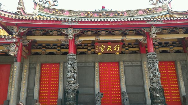 ぼちぼち10時半なのでチェックアウトです。<br /><br />このあとどうすかな〜。<br />まだ半日近く時間があるので、一応有名どころのこちらもお参りしておこうかとバスでやってきました。<br />行天宮です。<br /><br /><br />ここはお線香がないのでお参りだけです。<br />人が多い！<br />それほど大きいお寺ではないのですが、皆さん熱心にお参りされてました。<br />お参りの仕方も他とはまた違う方法が書かれていたので、見様見真似で真似をしながらお願い事をします。<br /><br /><br />「収驚」というお祓い？になるのかな。<br />それが11:20〜始まるとのことですごい長蛇の列ができていました。<br />一瞬並ぼうかと思いましたが、時間がかなりかかりそうなので止めておきます。<br />