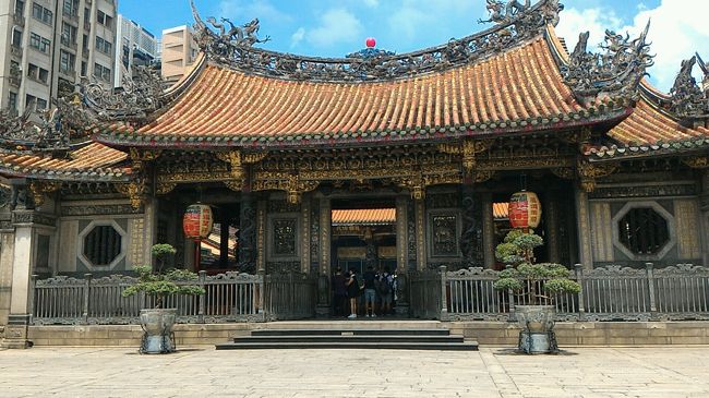 やはり最後はもう一度。<br />MRTで龍山寺に来ました。<br /><br />コチラも相変わらずの人です。<br />昨日もそうでしたが、こちらはお線香を3本無料でくれます。<br /><br /><br />お参りをして回ると月老神君はやはり人気ですね。<br />皆さんその前で半月形の木片を使って占いをされてました。<br /><br /><br />私は本殿の方で最後にお願い事が届いたかやってみます。<br />2度目でOKになりました。<br />おみくじは「平平」内容を想像するに吉と凶の間ぐらいかなと思いました。