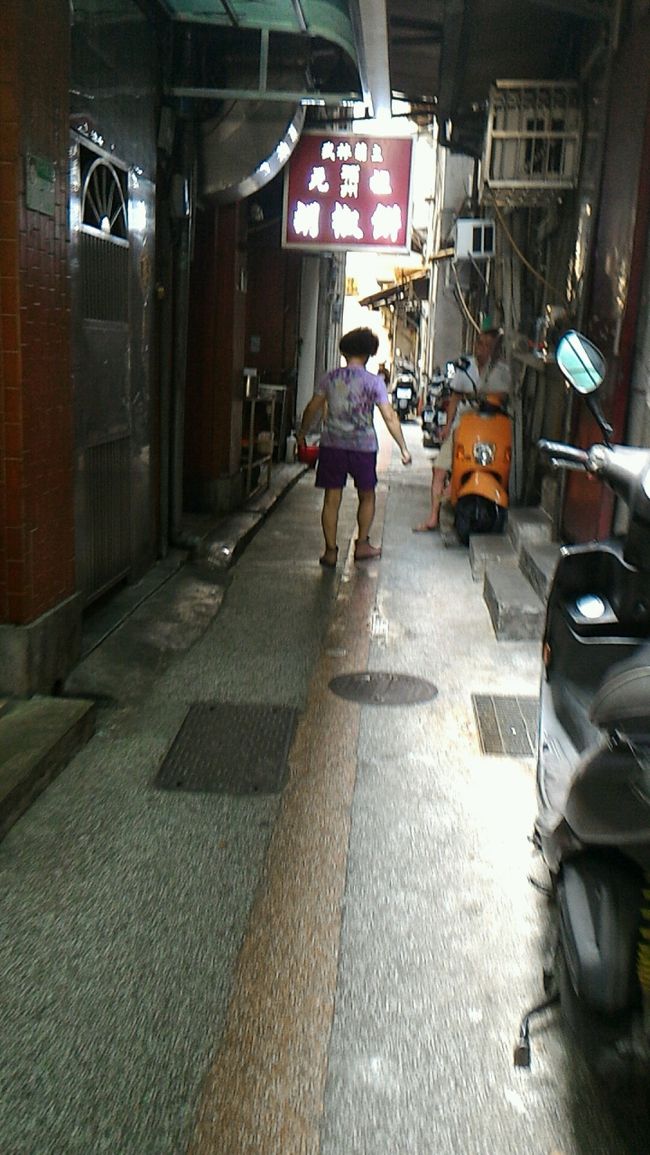 龍山寺とMRTの間に公園がありますが、そのすぐ横には噂の胡椒餅のお店が。<br />気になったので今日は寄ってみます。<br /><br />本当に細い道！