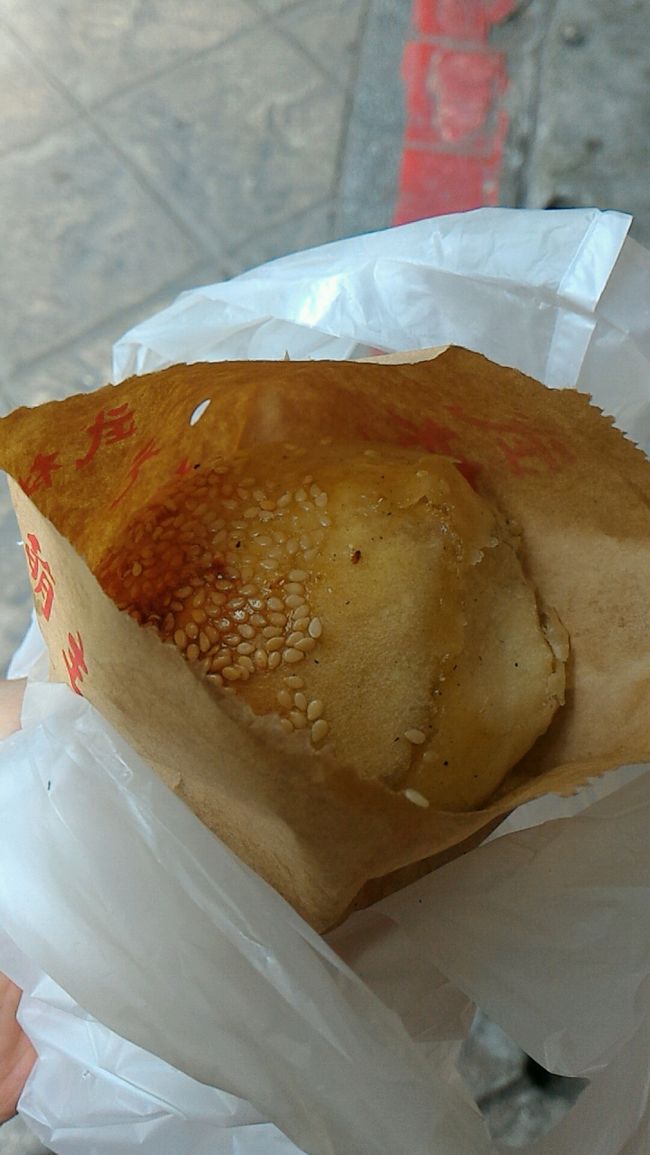 もう焼けていたので即ゲットできました。<br />1個45元。<br /><br /><br />皮はパリッとしていて固めです。