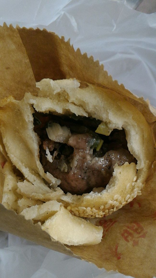 ちょっと剥いてみました。<br /><br />焼きたてではなかったので肉汁がやけどするほど！とはいきませんでしたが、それもしっかりとありました。<br /><br />皮が固めなおかげで漏れることもなかったです。<br />肉餡は思っていたよりも甘めでした。おやつ感覚といった感じ。<br /><br /><br />最初は少し皮をかじってから中の肉を食べつつ、最後に皮と一緒に食べる、がいいのかな。<br />