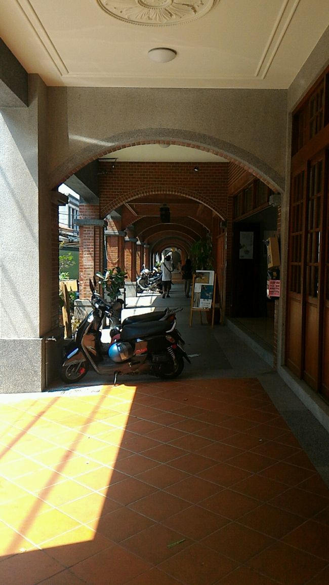 さてお土産を買いに行かないと。<br /><br />再びバスで向かったのは迪化街。<br />先月買ったナッツとドライフルーツのミックスが美味しかったので再び購入しに行きます。<br /><br />問屋が並ぶエリアを抜けて少し北上するとこんな場所が。ちょっと落ち着い他雰囲気です。<br />カフェなどもあってリノベーションが進んでいるようです。<br />