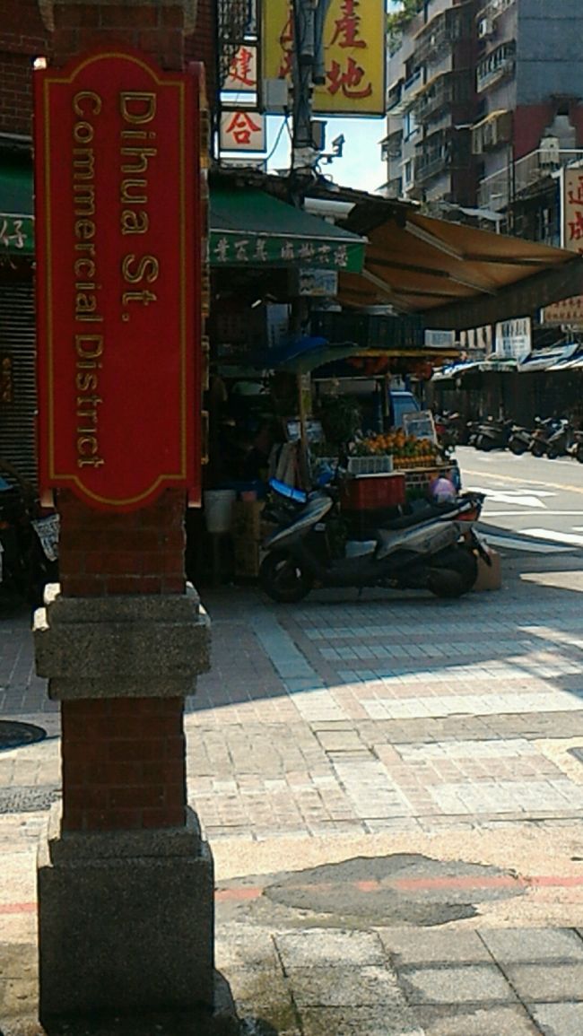 左の方に行くと問屋が並ぶエリア。右は上の写真の通りです。<br />この少し大きめの交差点にあるジュース屋さん。<br /><br /><br />わかるかな？<br />金柑とオレンジが山積みになってます。<br />暑さとのどの渇きに耐えかねて1個購入。