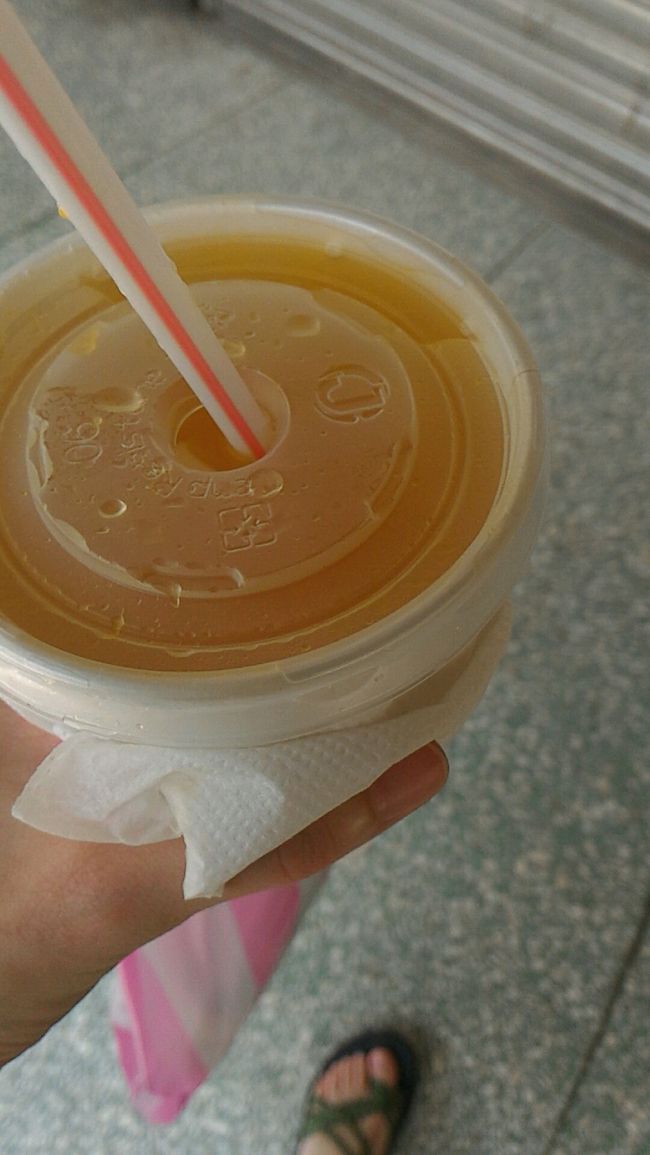 さっぱり。<br /><br />オレンジの甘さが体にしみていきます〜<br />美味しい。<br /><br /><br />ぶらぶら歩いてると肉包と四神湯の「妙口肉包」がありました。<br />朝からかなり食べていたのでおなかが減りません。<br />ちらっと除くと肉包が大きい！<br />食べきれる自信がなかったので、寄るのはあきらめました。