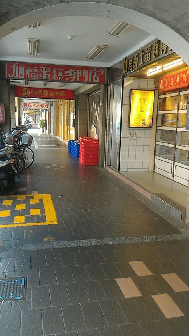 永楽市場あたりまできたところで、ちょっと横道に。先月も来たこちらへ伺います。<br /><br />先月の美味しかったのものを購入。<br />ほかにも2点ほど買いました。<br /><br />ここってお店のような、調理場のような感じの店です。<br />店員さんも接客する人ってよりかは作ってる合間にレジって感じです。<br /><br />今回は品数が少なかったな〜。<br /><br /><br />奥に見える赤い看板は「十字軒」<br />もうすぐ中秋節ですね。月餅が売ってました。それで有名そうな感じでした。気になる…