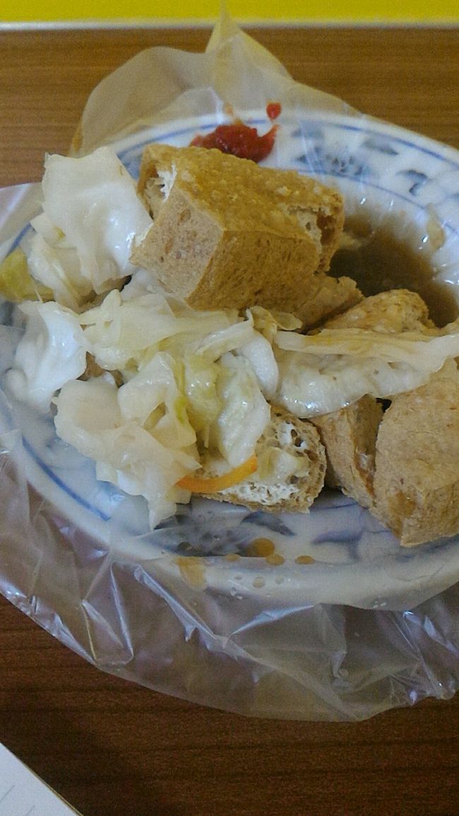 バスで台北駅エリアへ。<br /><br /><br />そういえば臭豆腐食べてなかった！<br />ネットで調べると「阿泉臭豆腐」がヒット。なかなか口コミもよさそうなので行ってみることに。<br /><br />店はすごく小さいですが、奥に長い。入っていくと奥の方のイートインスペースがありました。<br />入口の調理コーナーで指さし注文。<br /><br /><br />炸臭豆腐（小）<br />初臭豆腐です。あれ？全然臭わない。<br />店の入り口は結構匂いがしてたんですが、出てきたこれは全く臭わず。<br />ニンニクの入ったタレがかかってます。付け合わせの泡菜と一緒にほおばってみます。<br /><br />美味い！！<br />サクサク！泡菜の酸っぱさが合う！<br />薬味で赤いのをつけるとこれまた美味！！<br />こんなに美味しいなんて！ぜひ皆さん食べてみてください。<br />やっぱり昨日の夜市でも食べてみるんだった〜！！<br />もっと早く食べればよかったと後悔しきりです。<br /><br />次は麺線と一緒に食べてみます。