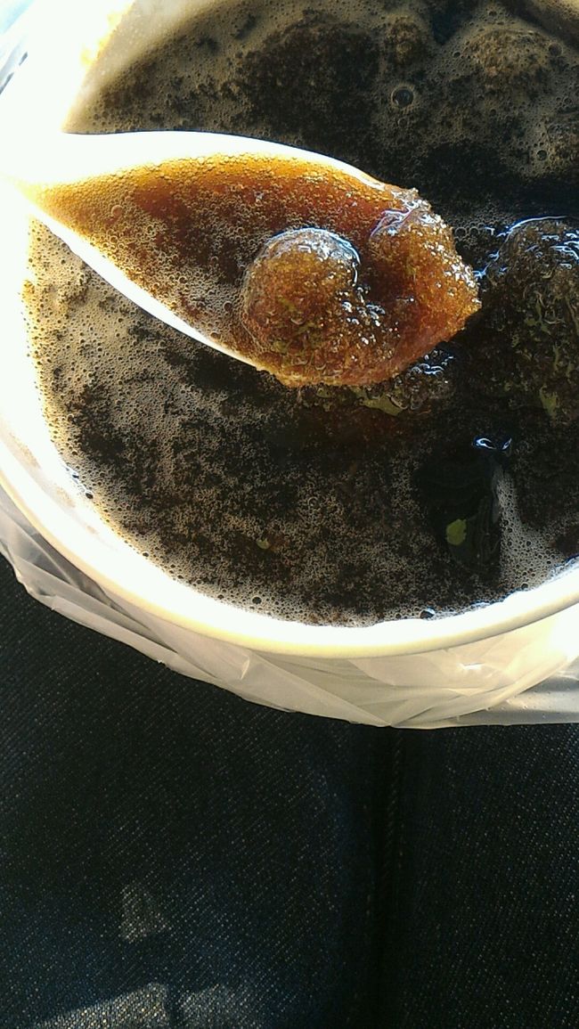 シロップがシャーベットで冷えててオイシイ。<br />これなら味が薄まらなくていいですね！<br /><br />もう一つナタデココみたいなのが入ってたのですが何かわからず。<br />ほんのりハッカのような風味がありました。あれなんだったのかな？<br /><br /><br />そうこうしてるうちにチェックインの時間です。21:50発ですが、19:20にはチェックインが始まりました。<br /><br />帰路は残念3人席の真ん中でした。しかも横一列が1つの家族。<br />それなら並びでセッティングしてあげればいいのにな〜。<br />到着前に小さいお子さんが泣き始めて大変でした。