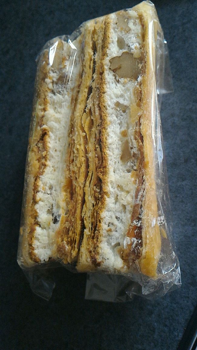 リピ買いはコチラです。<br /><br />相変わらず美味い。中のくるみがザクザクでパイはさっくり。<br />間のスポンジとちょっとのクリームが病みつきです。<br /><br />今度は複数個買うかな…