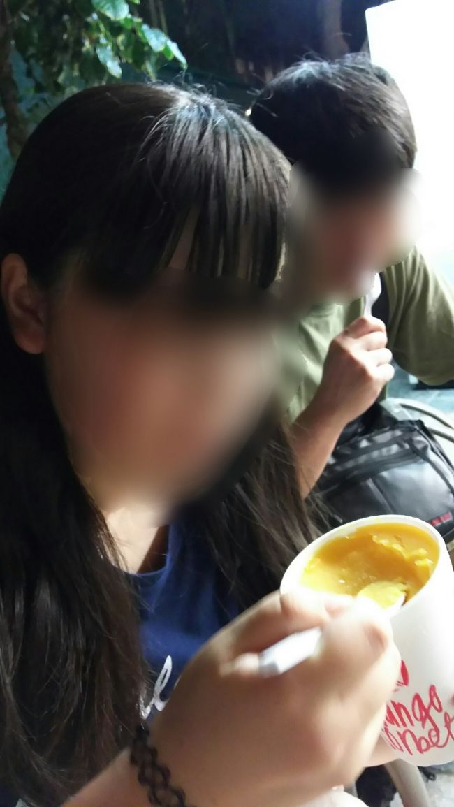 美味しい マンゴーソルベ<br /><br />あーちゃん 直ぐに気に入って…離しません。<br />3人で食べると言ったのに。<br />パパがスプーンをくわえて待っています…。<br /><br />この時も雨がザーザー強めに降っていました。店先で食べている間に止みましたけど。<br /><br />で、美味しいねぇ美味しいねぇと食べていたら、すぐ横に日本人のカップルが座っていてやっぱりソルベを食べていたのです。<br />話しかけてみました。<br /><br />あ栗鼠『スッゴい美味しいですよねぇ』<br /><br />カップル女性『何選びました？』<br /><br />あ栗鼠『マンゴーソルベです！』<br /><br />カップル女性『あぁ 美味しいですよねぇ』<br /><br />あ栗鼠『そちらは何を？』<br /><br />カップル女性『ライチソルベです！』<br /><br />あーちゃん『マンゴーかライチか迷ったぁ』<br /><br />カップル女性『ライチ食べてみますか？』<br /><br />あーちゃん『ありがとうございます。<br />            うん、これも美味しい！』<br /><br />この間色々話していたら、<br /><br />カップル女性『グーフィー行きましたか？<br />              あそこも美味しいし、人気店               ですよ！』<br />あ栗鼠『近いので行こうと予定しています』<br /><br />カップル女性『アサイー食べました？』<br /><br />あ栗鼠『まだです。でも食べる予定です』<br /><br />カップル女性『ディスカバリーベイの半階<br />              降りた店がお薦めですよ！』<br /><br />あ栗鼠『ありがとうございます。近いので<br />        必ず行ってみます！』<br /><br />こんなやりとりをして雨も止みソルベも食べ終えたので、さようならしました。<br /><br />この方達カップルかと思われたのですが、<br />ハワイでお仕事をされている同僚だった様です。お互いのソルベを食べあったりはしているのですが…なんか違うなぁと思ったらそんな関係でした。<br /><br />ハワイでお仕事されているなんて羨ましいなぁ…と言いましたら、『ハワイは遊びで来るほうが全然楽しいですよ〜』って言ってました。<br /><br />お姉さん 色々情報ありがとうございました！<br />つかの間の会話でしたが楽しかった。<br /><br /><br />この後 もうヒルトンワイキキアンに引き返しました。<br /><br />2日目…もう終わり。