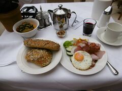 朝食☆

やっぱりパンはおいしい～☆

ハムの種類も多くて野菜もあってよかった。

1日のはじまりは朝食から！！