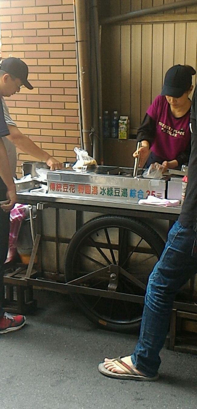 帰りは歩きです。<br /><br />それはここに行きたかったから！<br /><br />写真は先月のやつです。使い回しですいません…<br />ここは9:00〜なので、ゆっくり歩いていきました。<br />前回いたこのお姉さんはおらず、左の眼鏡の男性が売ってました。<br />笑顔が優しいニコニコした方です。<br /><br />「一個外帯、花生・緑豆」で通じました。プラス指さしで。