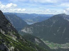 氷の洞窟入り口に着く。

失敗！！

やはりロープウェーのチケットブースでグループのチェックインしなくてはならなかったことをここで悟る。

１５：００

歩いてロープウェー乗り場まで戻り、チケットブースに行って「マンモス洞窟」を希望したが１５：３０分が最終出発で間に合わないから「アイスだったら15分歩けばつくので（知ってる。15分じゃ着かないけど）アイスでいいか？」と告げられる。「もういい。行かない。」と言えなくて、結局、再度氷の洞窟まで歩く羽目に・・・。

こんなところで2往復するとは・・・。
2回目は1回目よりちょっと楽に感じたが、イタリア人の奥様と励ましあって登った。


