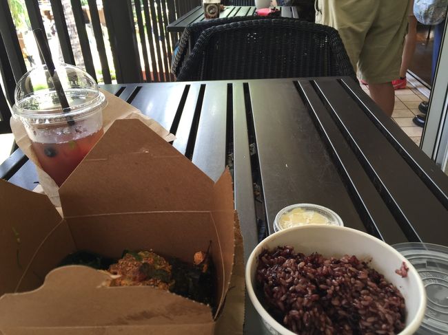 アイランドコーヒーのスパイシーアヒ丼とフルーツが入ったアイスティー。<br />席が空いたので、急遽、イートインで。