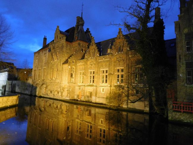 水が鏡のように建物を映しだし、まぁ、なんて綺麗なんでしょう。