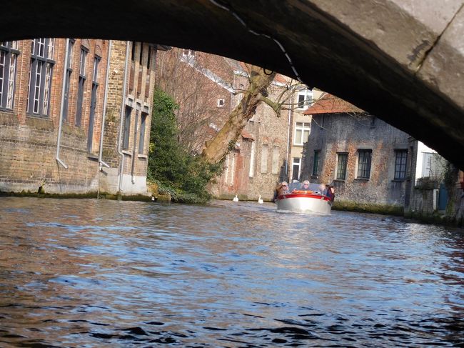 くぐり抜ける時に橋の下を触る強者もいるわ。<br />でも海外で怪我でもしたら大変！