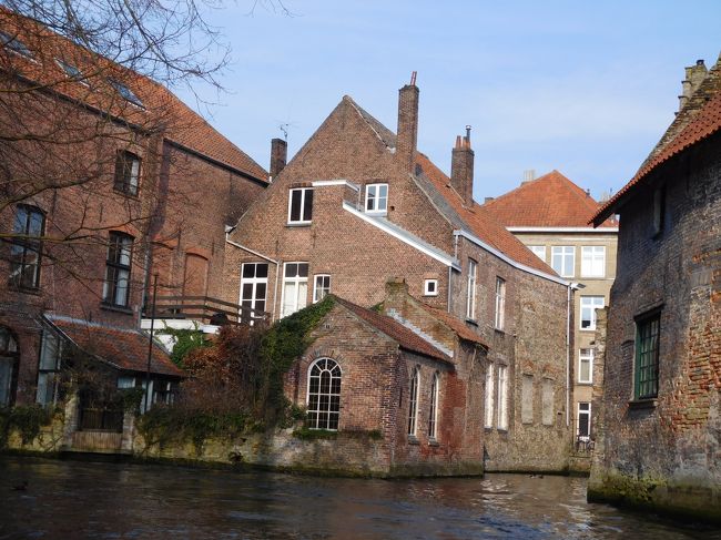 水上から眺める旧市街って一味ちがいますね。<br /><br />ボートはブルージュには欠かせないアクティビティーでしょう。<br />