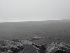 ブラックサンドビーチ(晴れていれば、奇岩のニスドラゥンガルが見えるはずでしたが。）
