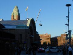 再びバスに乗ってヘルシンキに向かいます。

カンピに着いた後 中央郵便局内のKスーパーに行くため
中央駅に行くと駅横の広場で『空中レストラン』をやってました。

何でも地上50mで食事をするそう...怖すぎる。

ヘルシンキ最後の夜は疲れていたので部屋で普通にゴハンを作って
普通にゆっくりと過ごしました。

今、思えば一度は夜景を見に行けば良かったなと思うけど
暗くなるのは遅い時間帯なんで眠くなっちゃうんですよねぇ...
今回は大聖堂から夕焼けを見れただけで良しとする事にします。