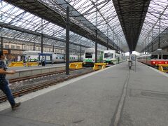 お隣の中央駅で乗り換えてヴァンター空港に向かいます。

I線、P線の両方の時間をチェック、重いスーツケースを
ガラガラ引きながら隅っこのホームまで歩きます。

日本の駅のようにアップダウンがなくて良かった...