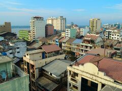 たったの二泊三日なのであっと言う間に迎えた最終日。幸い天気にも恵まれたねーなんて思いながら朝の準備を開始。清々しい風に言ってますけど超絶寝起きの悪い私。普段から機能不全の脳ミソが一層機能していない状態で朝御飯を食べに行きます。
せっかくミャンマーに来ているのに、昨日と同じで洋風な朝食なんだろうなー…。でも宿泊費に組み込まれているなら食べなきゃ損だよなー…。なんて貧乏性丸出しな事を考えながらレストランへ向かいます。
ホテル最上階のオープンテラスブレックファスト。遠くにはベンガル湾に通じるヤンゴン川が挑めて気持ちいい！