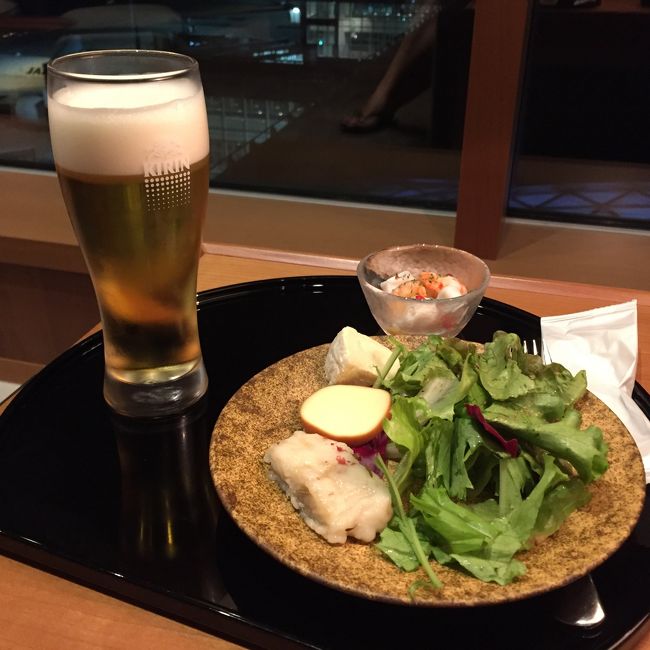 羽田空港のキャセイパシフィックのラウンジがいいと聞き、行ってきました。<br />サクララウンジより落ち着いていて何より人が少なくていいですね。<br />ヌードルバーは閉まっていましたが、ワンタンメンを食べました。<br /><br />サクララウンジは芋焼酎がありました。以前はなかったと思います。<br />２種類ともおいしかったです。名前は忘れました。