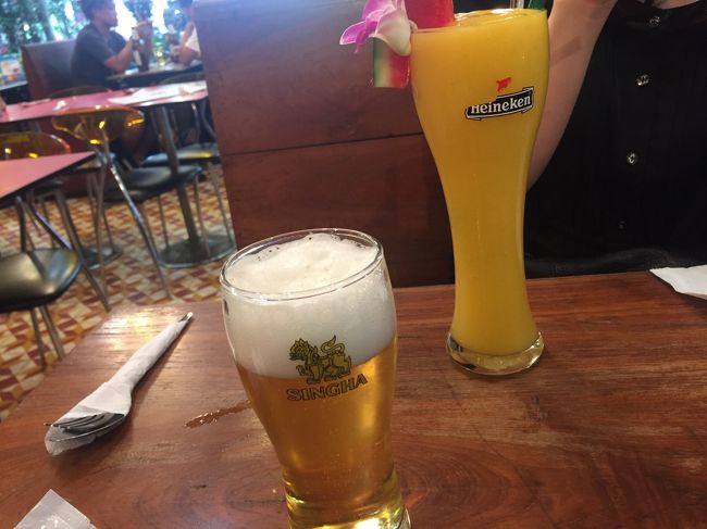 チャトチャックウィークエンドマーケットにアロマを買いに行ってきました。<br />いくらでもありますね。<br />暑くて広くて疲れたので、トープルーで食事休憩。周りは日本人ばかりでした。<br />シンハーとマンゴースムージー。