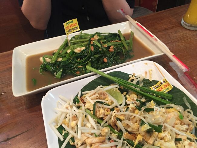 空芯菜とパッタイ。<br />値段は忘れました。<br />ビールが一番高かったはずです。<br />忘れるぐらいの値段ですね。