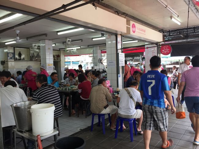 ピンクカオマンガイ。<br />少し並びました。<br />御飯がおいしいですね。出汁がきいて。<br />ビールがないのが残念。<br />エアコンがないのもつらい。<br />近くに緑のカオマンガイもありましたが、おなかいっぱいで食べられませんでした。